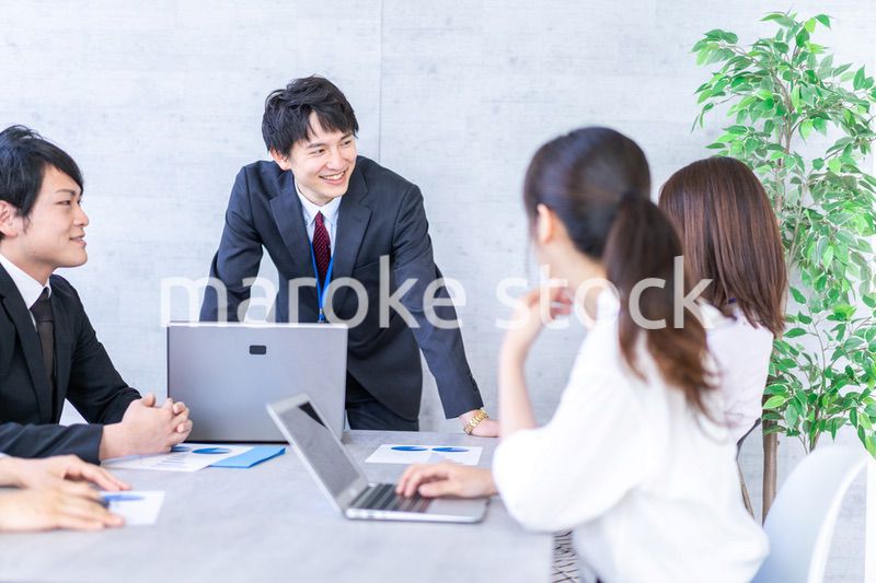 綺麗なオフィスで働く若い会社員