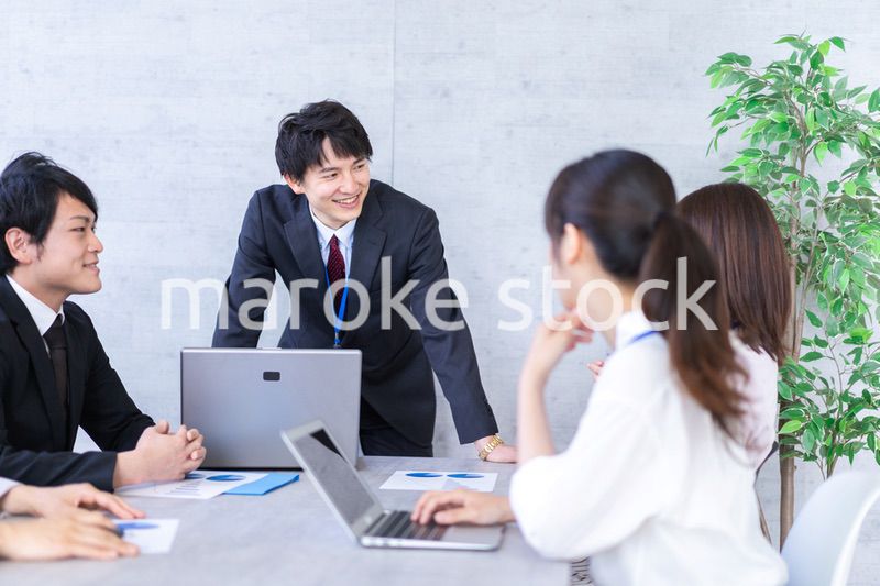 オフィスで仕事をするビジネスパーソン