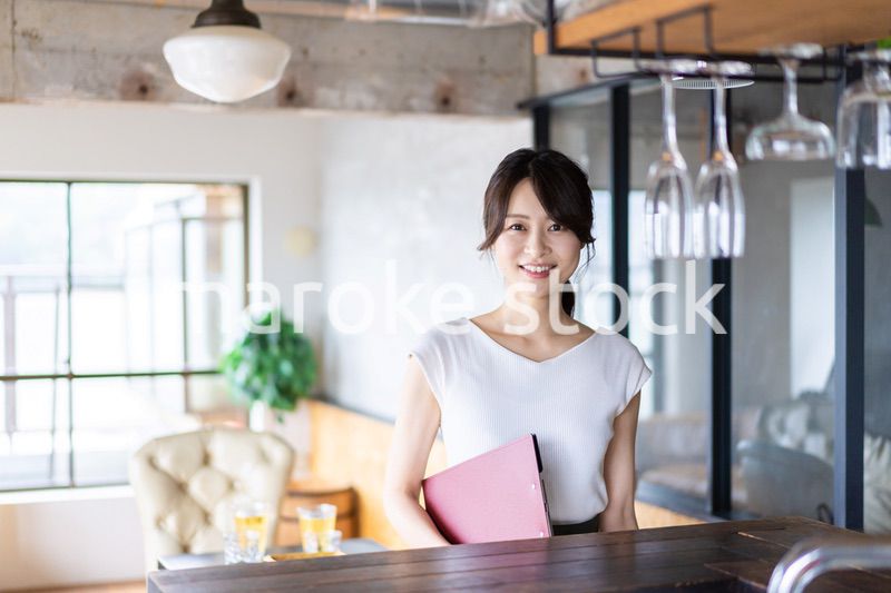 カフェで働く若い女性スタッフ