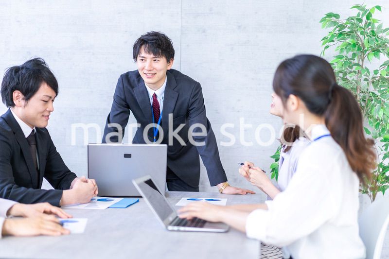 綺麗なオフィスで働く若い会社員