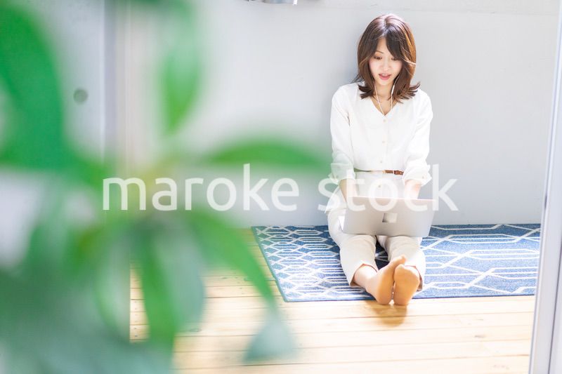 ビデオチャットをする若い女性