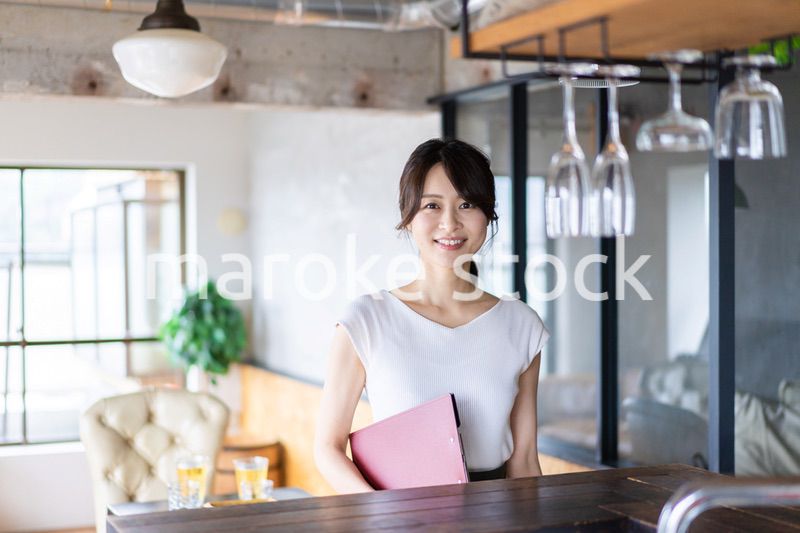 カフェで働く若い女性スタッフ