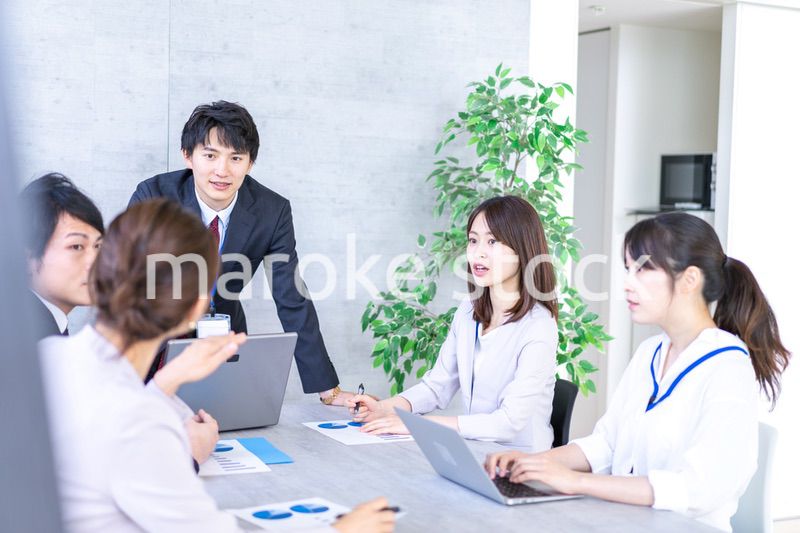 綺麗なオフィスで働く若い会社員