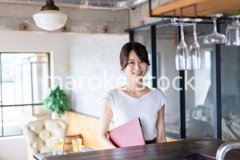 カフェで働く若い女性スタッフ