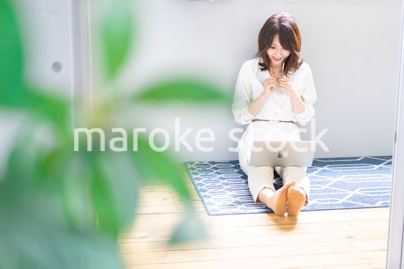 ビデオチャットをする若い女性