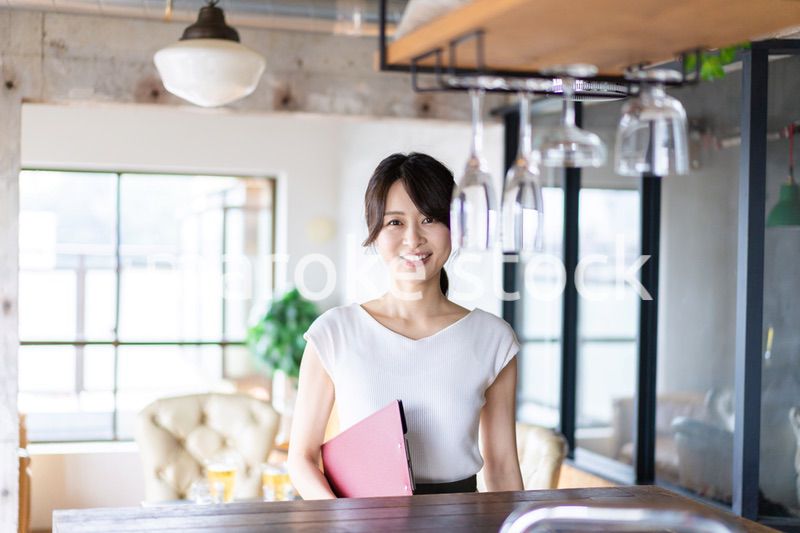 カフェで働く若い女性スタッフ