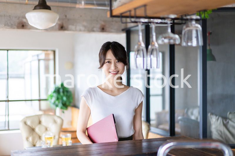 カフェで働く若い女性スタッフ