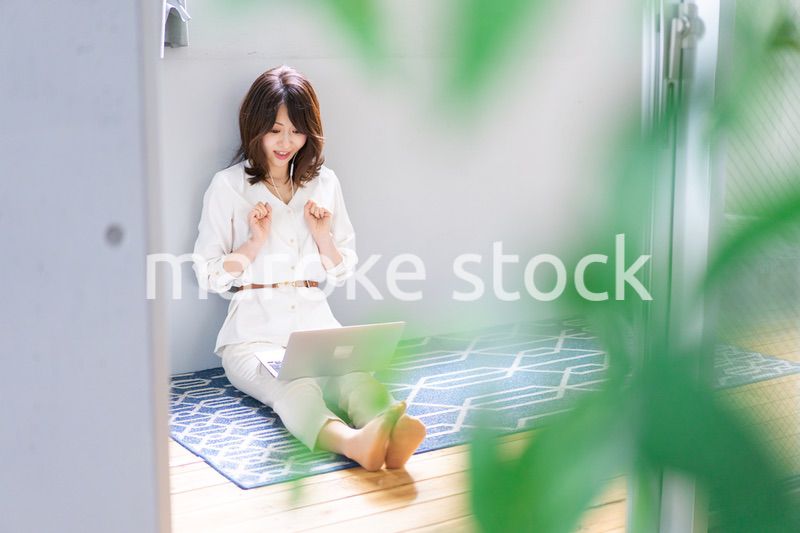 ビデオチャットをする若い女性