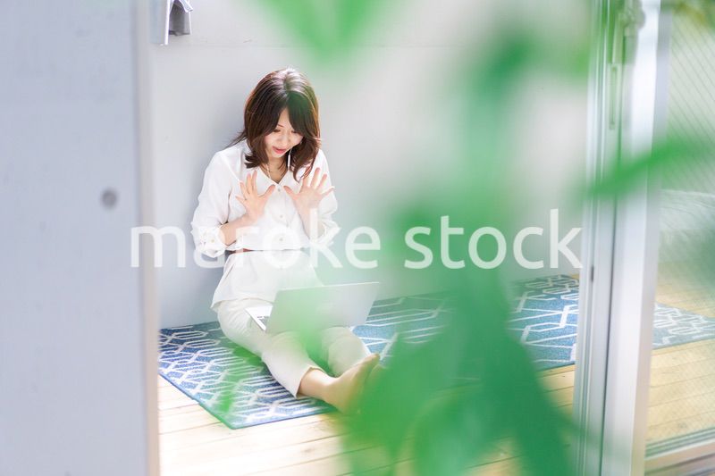 ビデオチャットをする若い女性