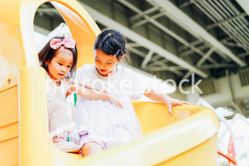 公園で仲良く遊ぶ姉妹