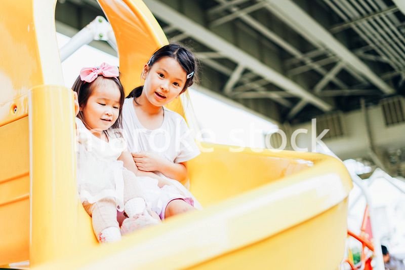 公園で仲良く遊ぶ姉妹