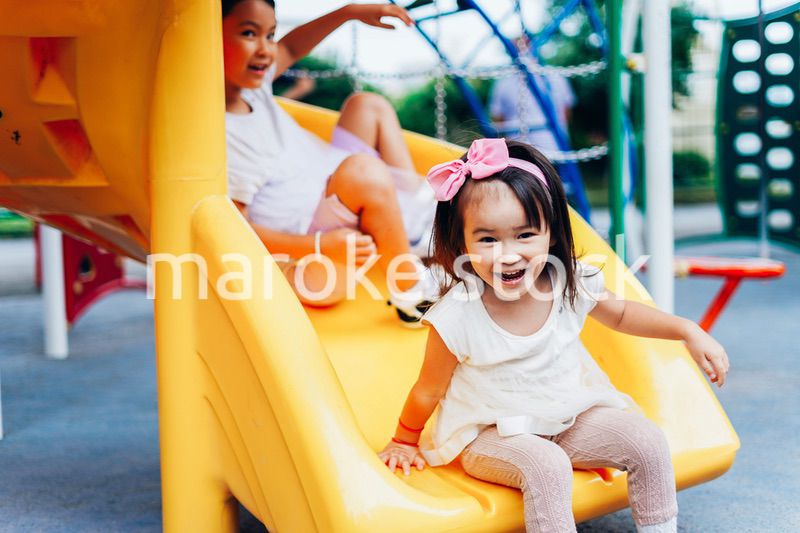 公園で仲良く遊ぶ姉妹