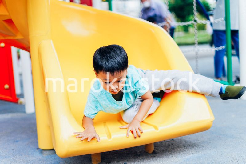 遊具で遊ぶ小さな男の子