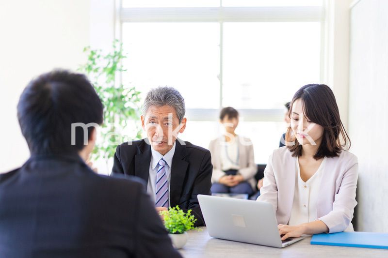 オフィスで働くビジネスパーソン