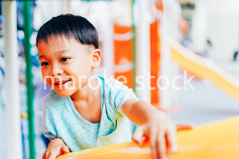 遊具で遊ぶ小さな男の子