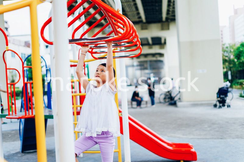 公園で仲良く遊ぶ姉妹