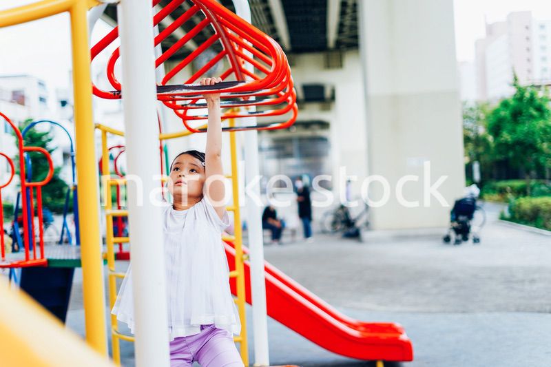 公園で仲良く遊ぶ姉妹