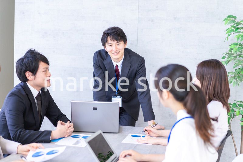 オフィスでミーティングをするビジネスパーソン
