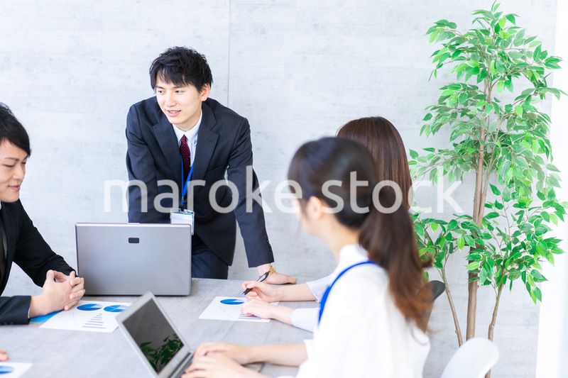 ミーティングをするビジネスパーソン