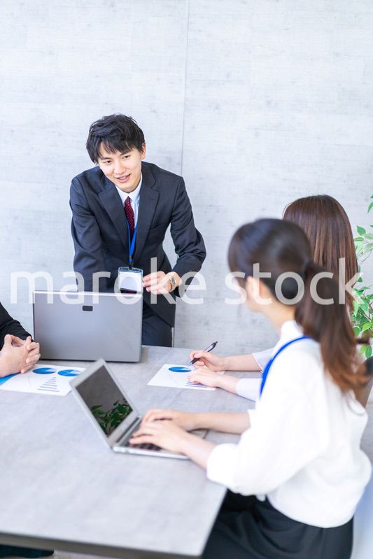 綺麗なオフィスで働く若い会社員