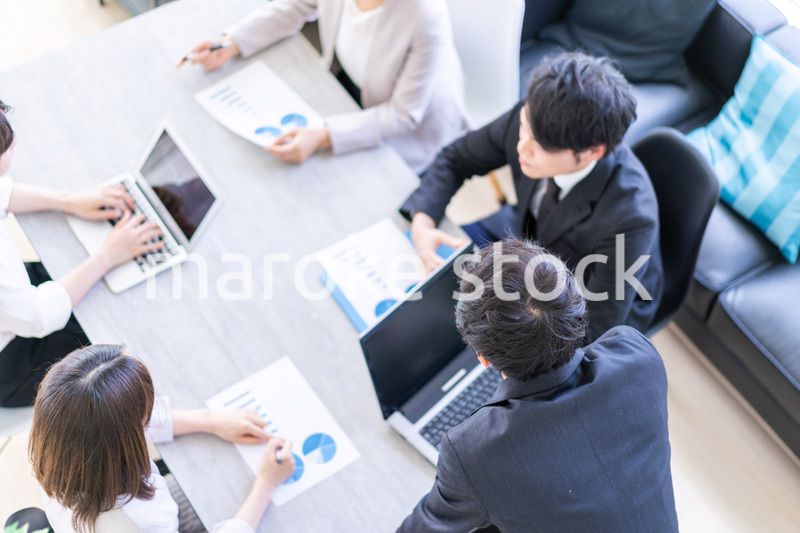 綺麗なオフィスで働く若い会社員