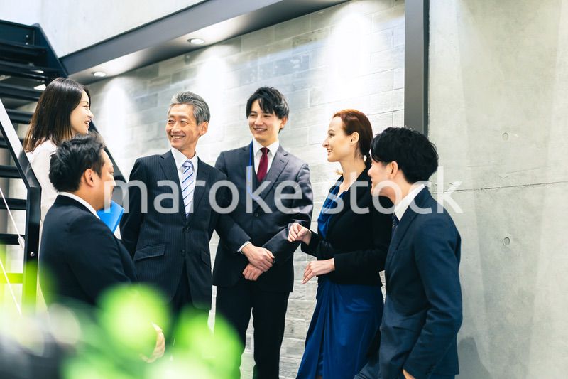 オフィスで働くビジネスパーソン