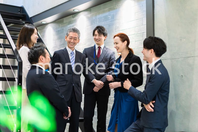 オフィスで働くビジネスパーソン