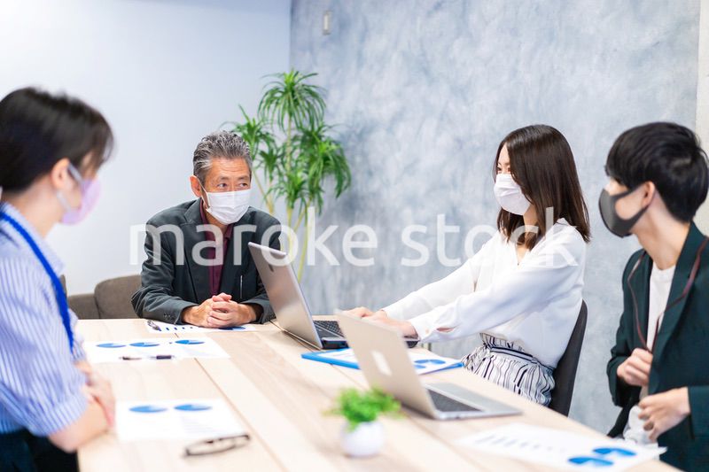 マスクをして会議をするビジネスパーソン