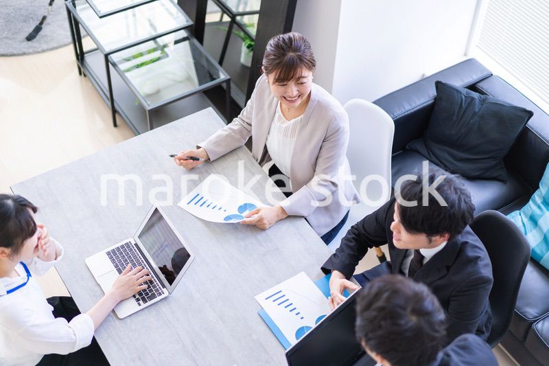 オフィスでミーティングをするビジネスパーソン