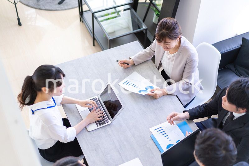 オフィスで仕事をするビジネスパーソン