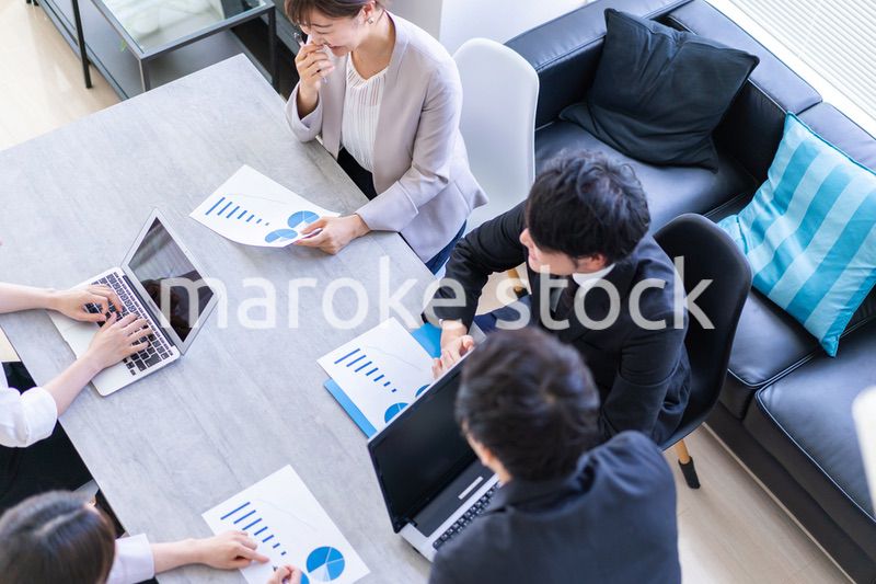 綺麗なオフィスで働く若い会社員