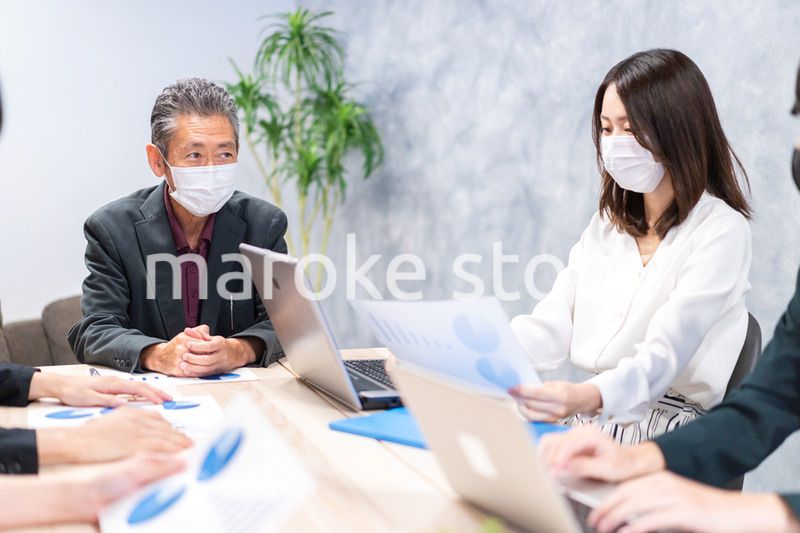 マスクをして会議をするビジネスパーソン