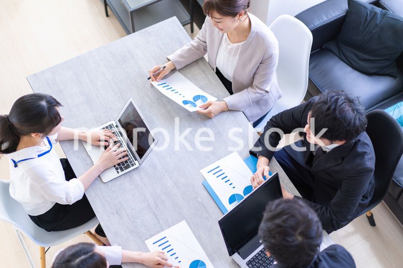 オフィスでミーティングをするビジネスパーソン