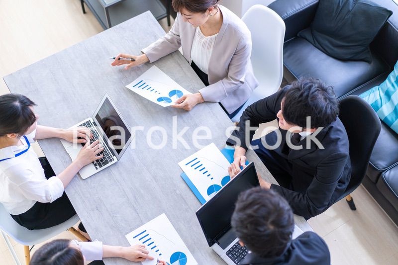 綺麗なオフィスで働く若い会社員