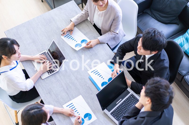 綺麗なオフィスで働く若い会社員