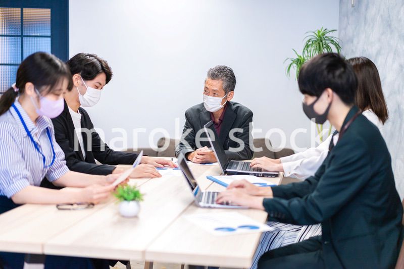 マスクをして会議をするビジネスパーソン