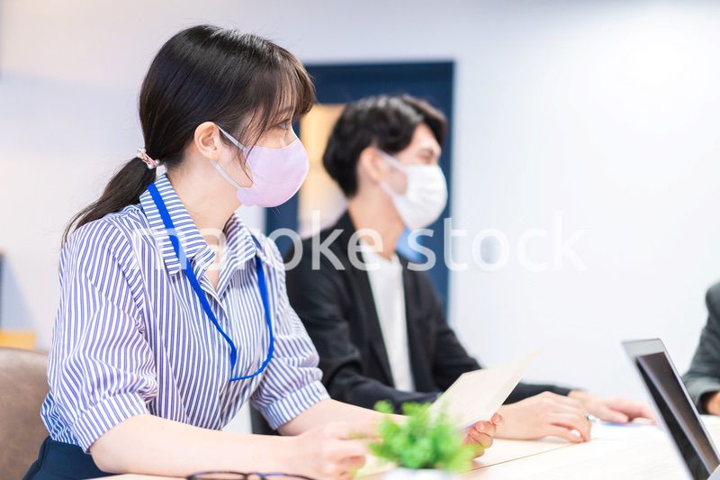 マスクをして会議をするビジネスパーソン