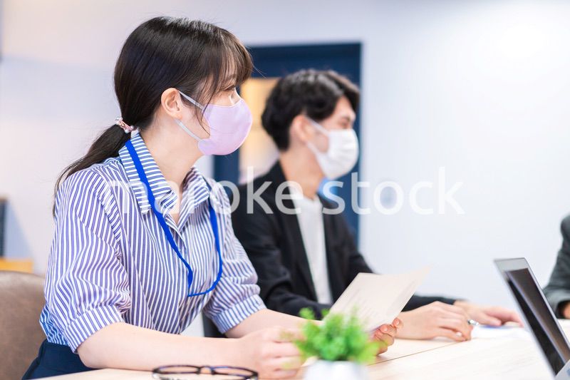 マスクをして会議をするビジネスパーソン