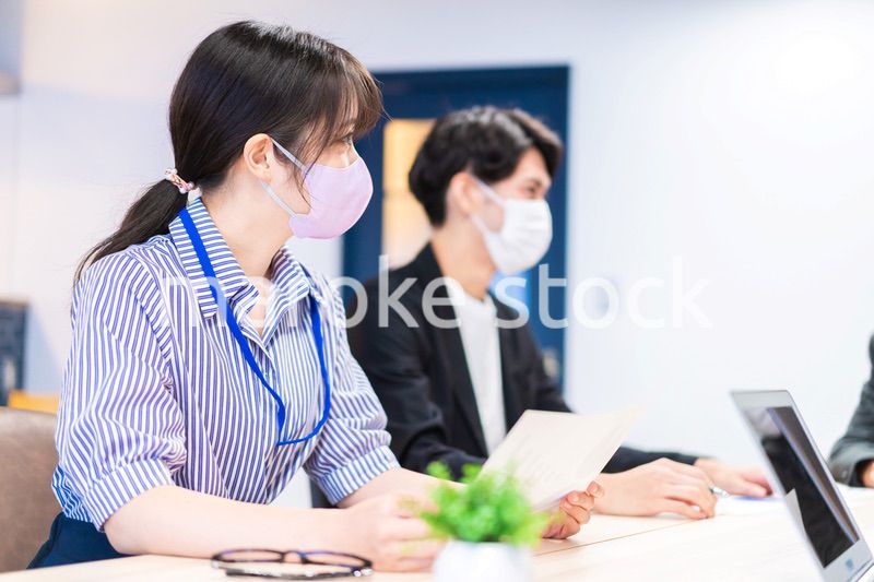 マスクをして会議をするビジネスパーソン