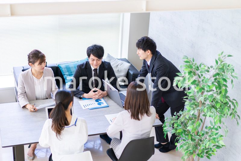 綺麗なオフィスで働く若い会社員