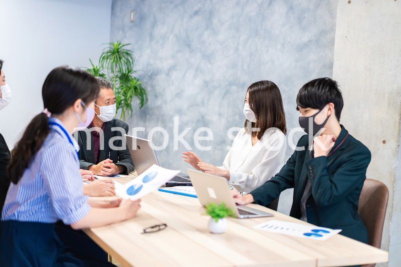 マスクをして会議をするビジネスパーソン