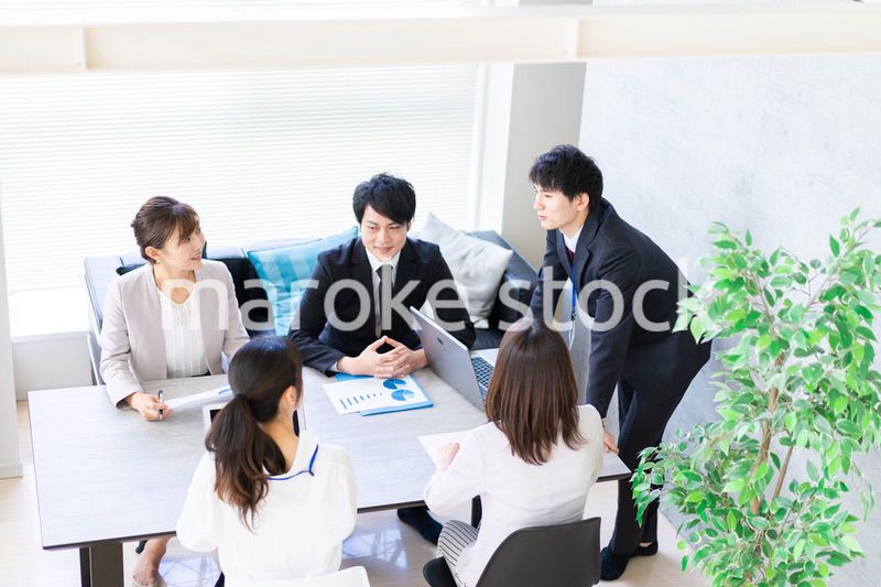 ミーティングをするビジネスパーソン