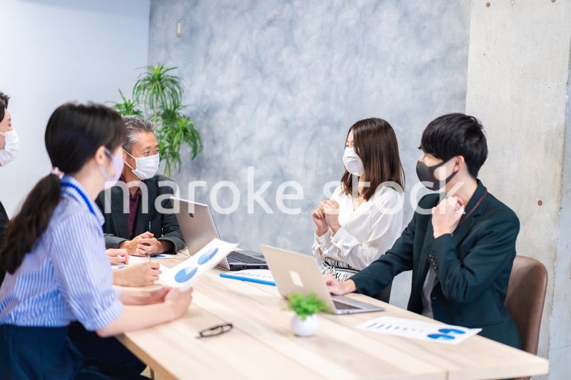 マスクをして会議をするビジネスパーソン