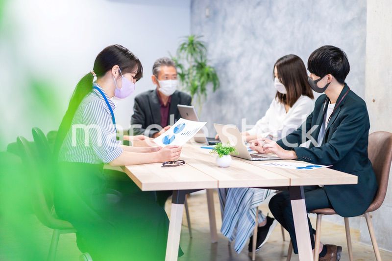 マスクをして会議をするビジネスパーソン