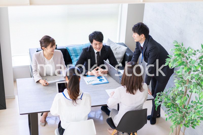 オフィスで仕事をする若いビジネスパーソン