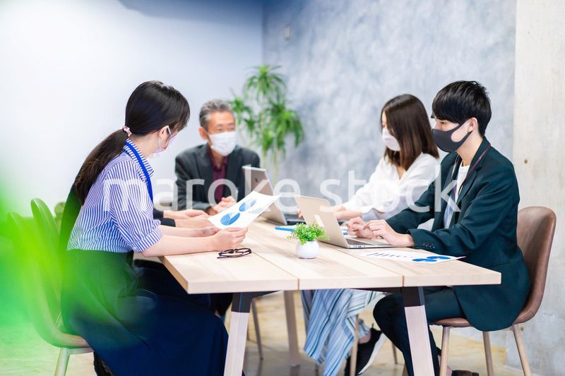 マスクをして会議をするビジネスパーソン