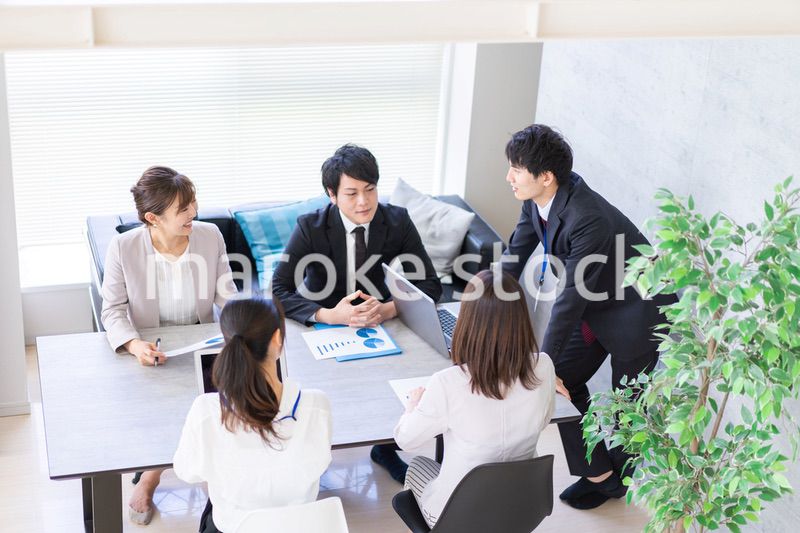 オフィスでビジネスミーティングをする会社員