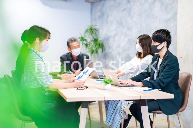マスクをして会議をするビジネスパーソン