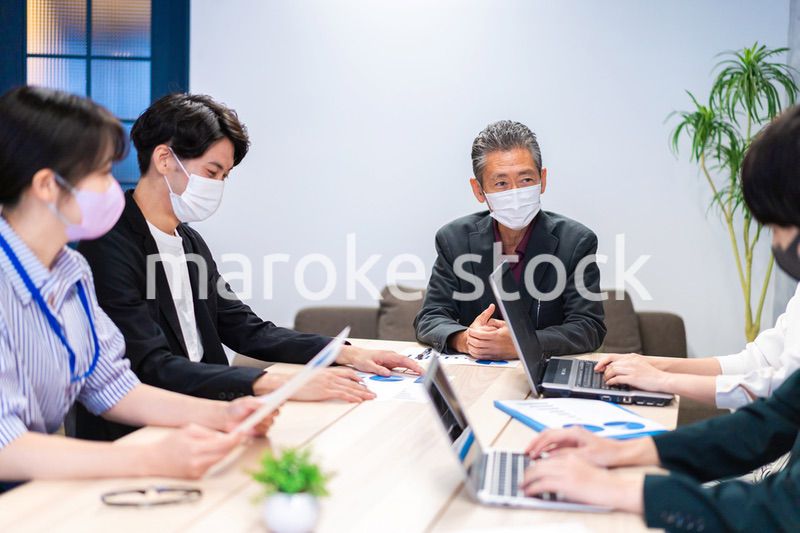 マスクをして会議をするビジネスパーソン