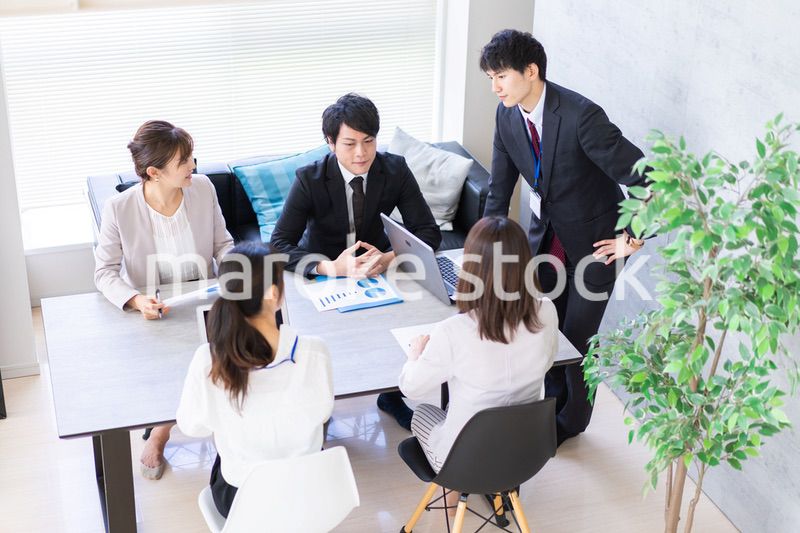 オフィスで仕事をするビジネスパーソン